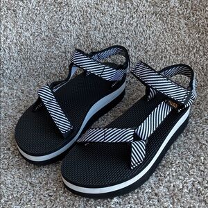 Teva Women’s Flatform Universal Candy Stripe Black Sandals size 8